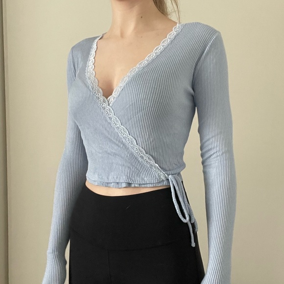 Pale blue long-sleeve with side tie - Picture 2 of 3